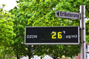Tablica na przedmieściach Hamburga informująca o stężeniu ozonu