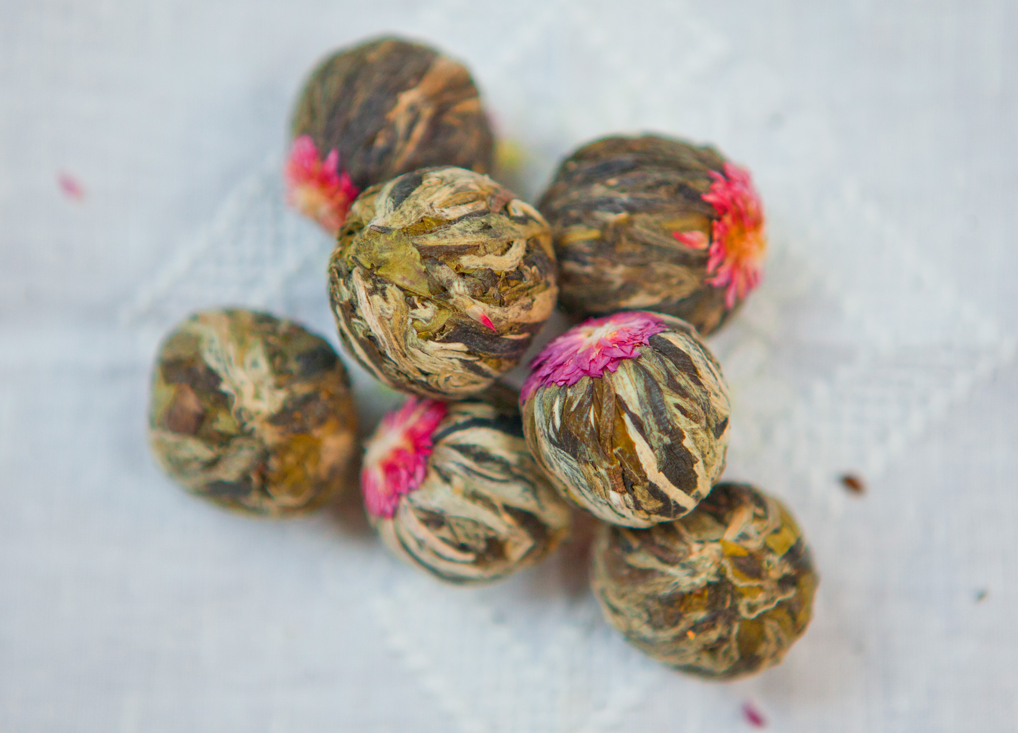 Sprasowane kwiaty, które można zaparzać, w smaku przypominają zieloną herbatę. Fot. Newsbar.pl