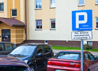 Zakaz parkowania na… parkingu