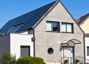 Dom we francuskiej Bretanii obustronnie pokryty panelami fotovoltaicznymi. Fot. Newsbar.pl
