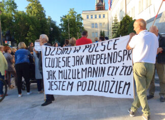 Protest solidarnościowy pod oknem wojewody