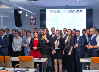 Jedyna taka Akademia Absolwenci pierwszej edycji Akademii Biznesu. Fot. Newsbar.pl