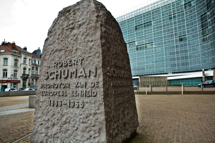 Donald Tusk: dlaczego nie mielibyście pokonać współczesnych bolszewików Bruksela, obelisk upamiętniający Roberta Schumana. Fot. Newsbar.pl