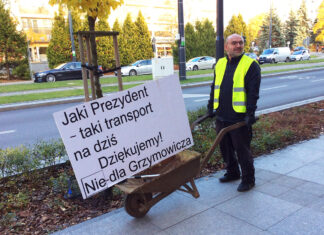 „Nie” dla ciemnogrodu! Piotr Grydź z taczką. Fot. Newsbar.pl
