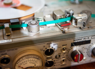 Reporter radiowy pod drzwiami wojewody