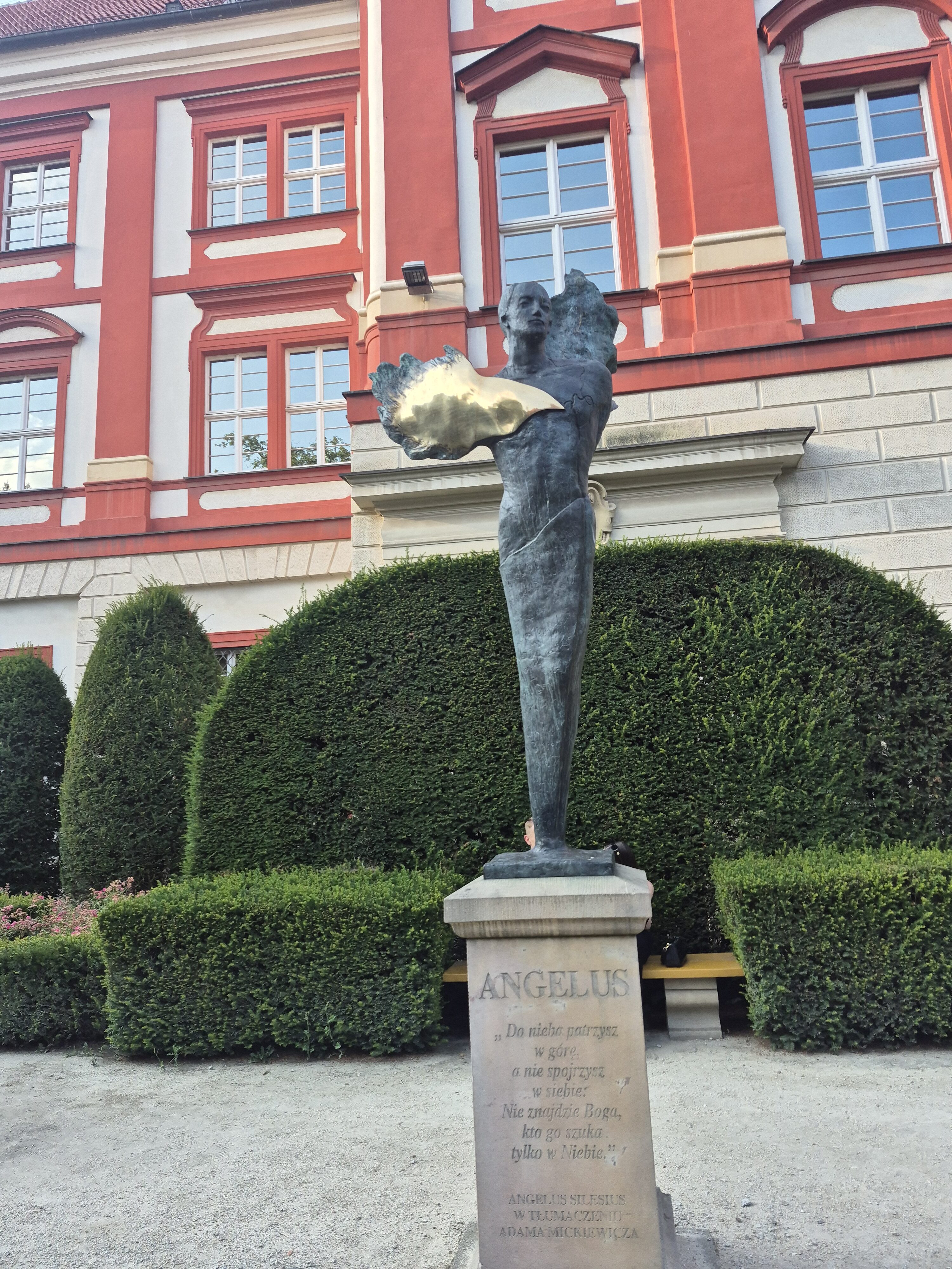 9 rotated Rzeźbiarka słowa i milczenia. Ewa Rossano o krysztale, brązie i sztuce jako geście gościnności